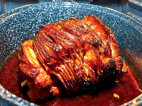 Pierna Glaseada con Salsa de Tamarindo