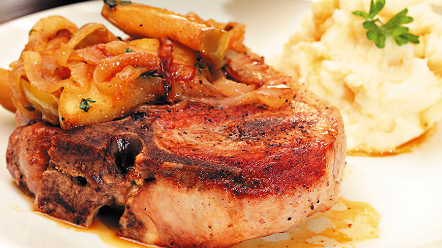 Chuleta con Manzana Caramelizada