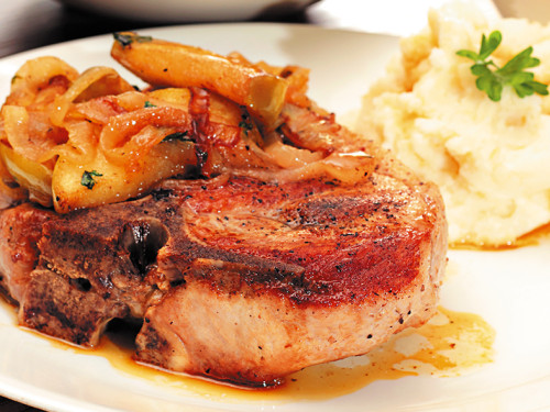 Chuleta con Manzana Caramelizada