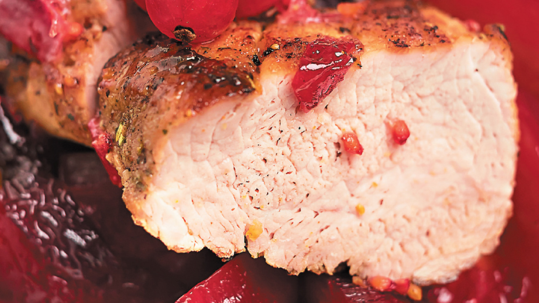 Lomo de Cerdo Asado en Salsa de Frutos Rojos