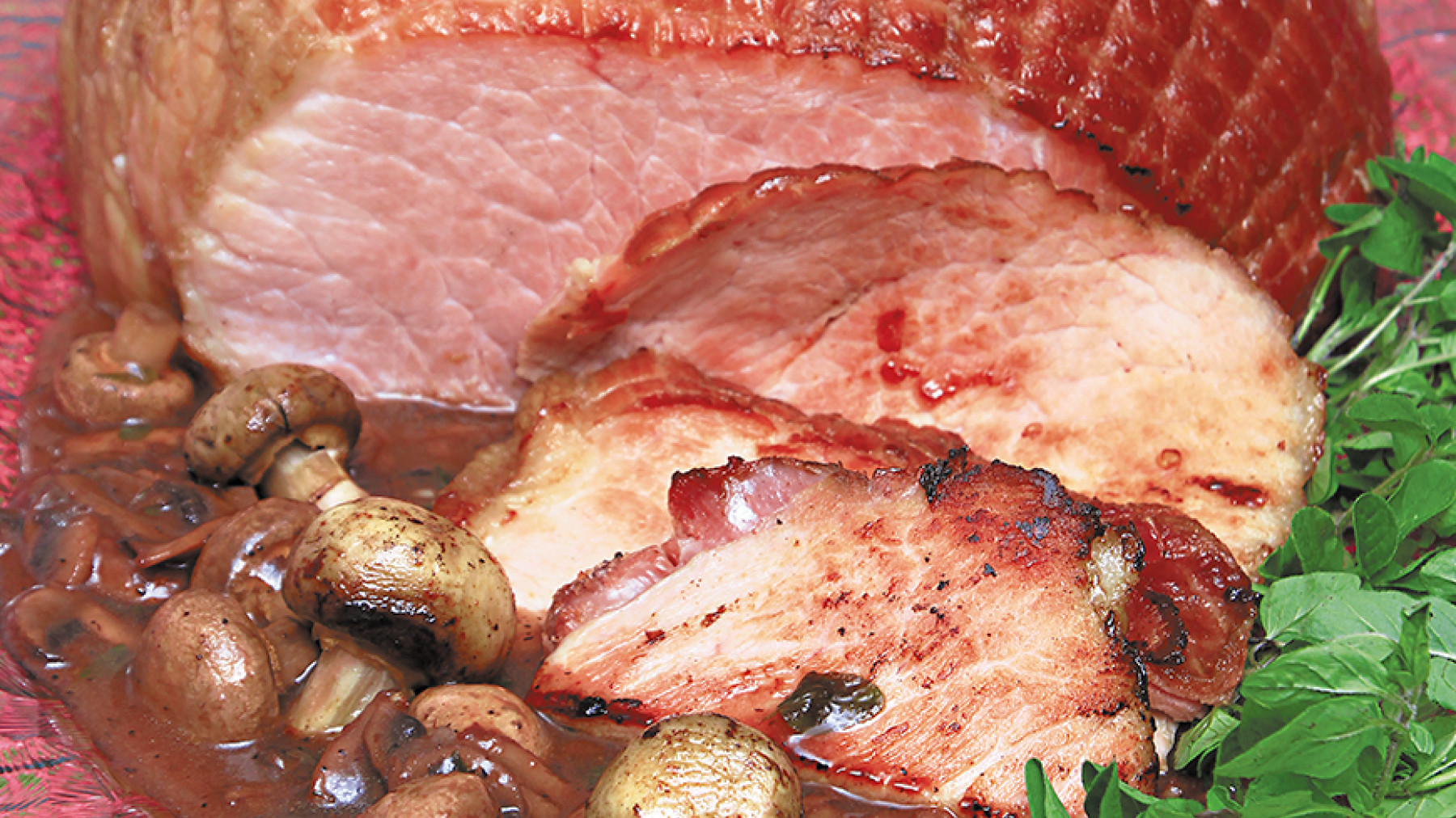 Jamón Navideño en Salsa de Vino Tinto y Hongos