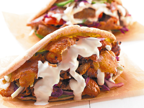 Pan Pita con Cerdo y Salsa de Yogurt