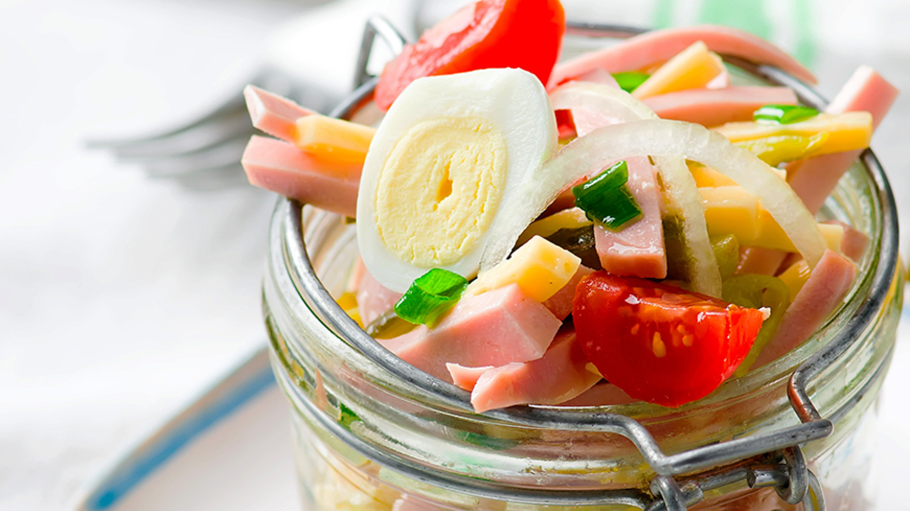 Ensalada Mason Jar con Jamón y Veggies