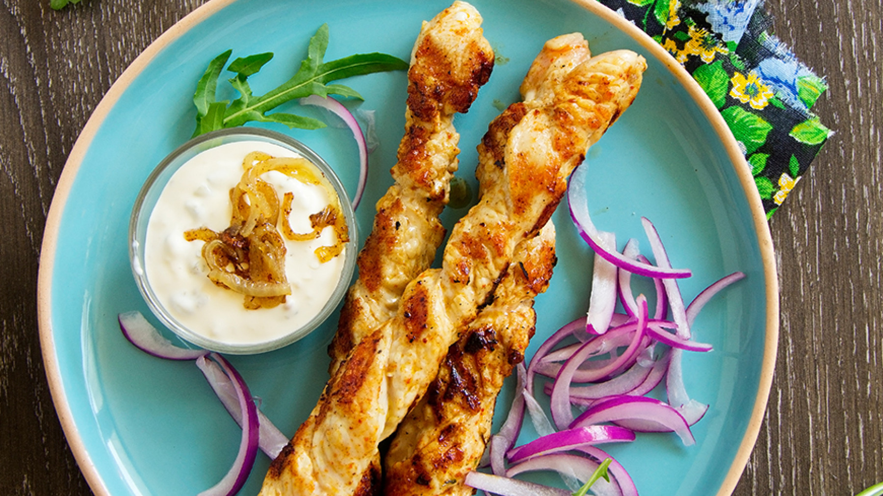 Pinchos de Cerdo y Salsa de Yogurt