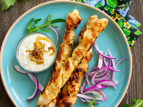 Pinchos de Cerdo y Salsa de Yogurt