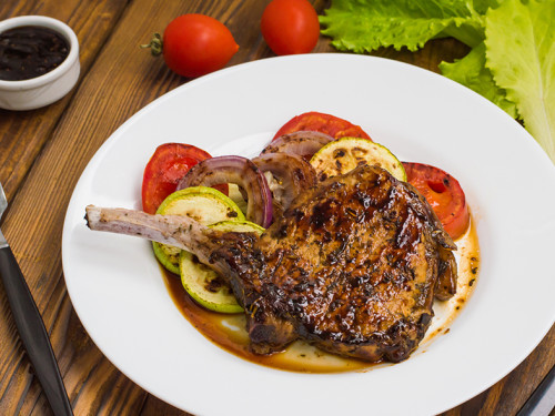 Chuletas con Vegetales Balsámicos