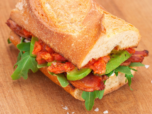 Sándwich con Lomo Canadiense y Aguacate