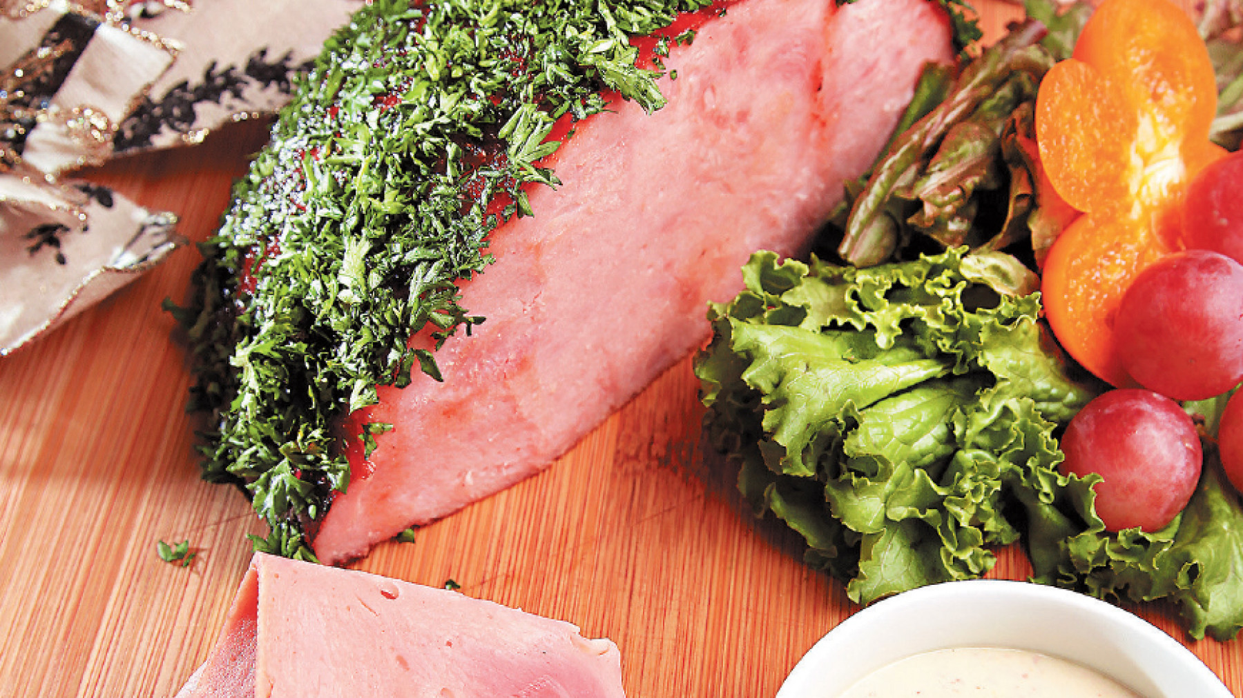 Jamón Cubierto de Hierbas con Salsa Cremosa Dijón