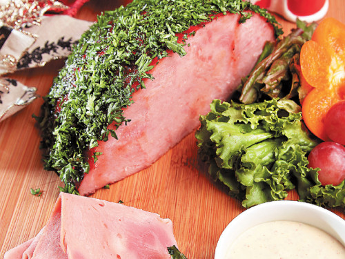 Jamón Cubierto de Hierbas con Salsa Cremosa Dijón