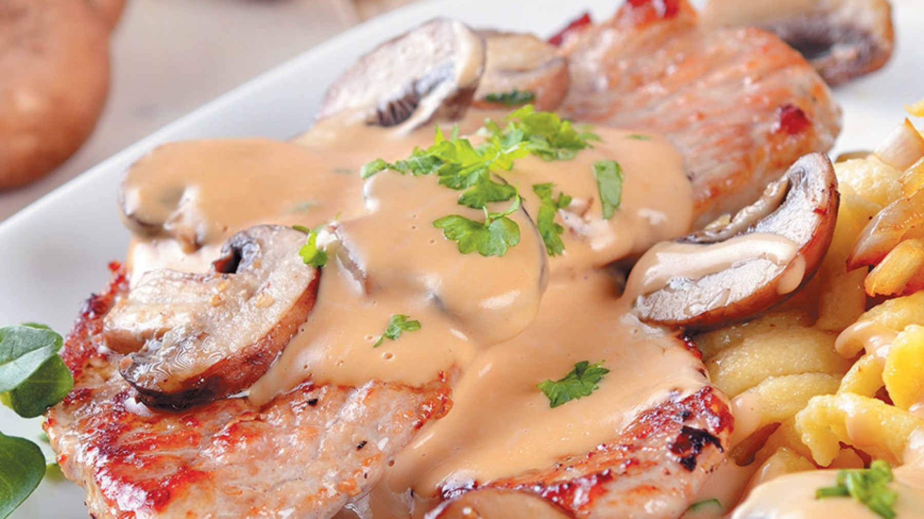 Filete de Cerdo en Salsa Blanca y Hongos con Pasta