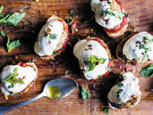 Crostinis con albóndigas de cerdo