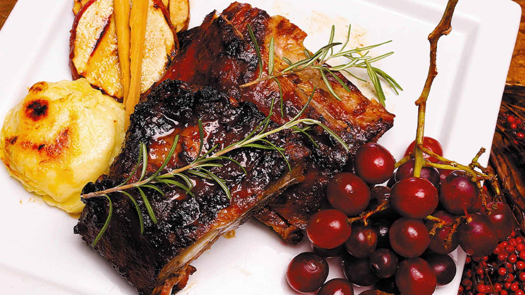 Costillas en salsa de vino tinto, tomillo y mantequilla