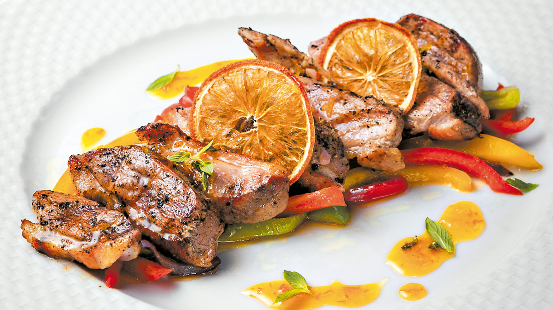 Asar de Cerdo Criollo sobre Vegetales