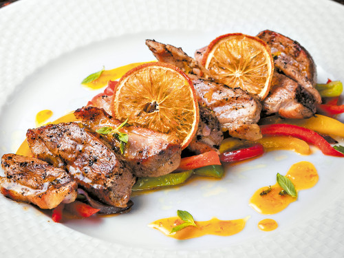Asar de Cerdo Criollo sobre Vegetales