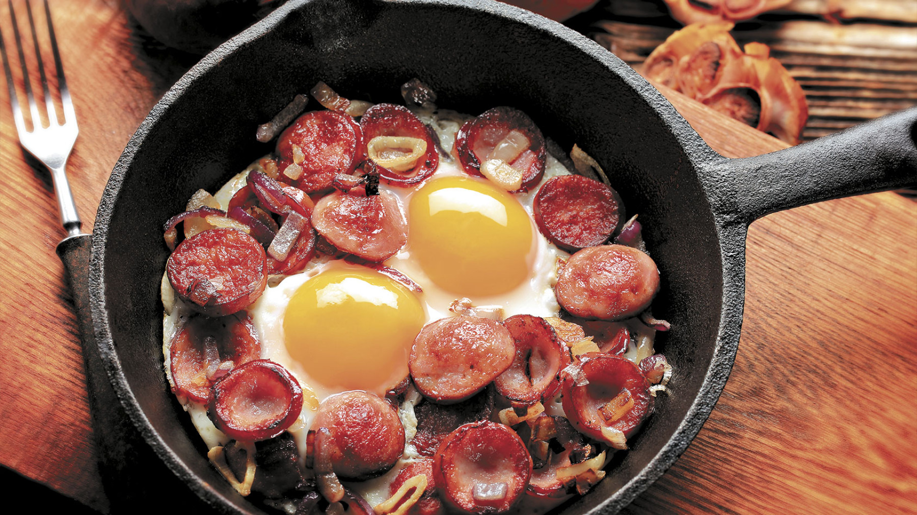 Skillet de huevos y Salchichón de cerdo