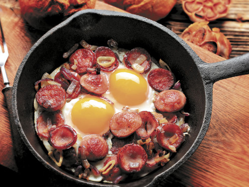 Skillet de huevos y Salchichón de cerdo