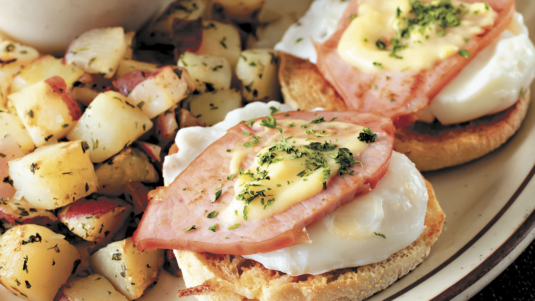 Huevos benedictinos con jamón y papas