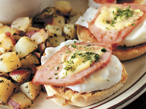 Huevos benedictinos con jamón y papas