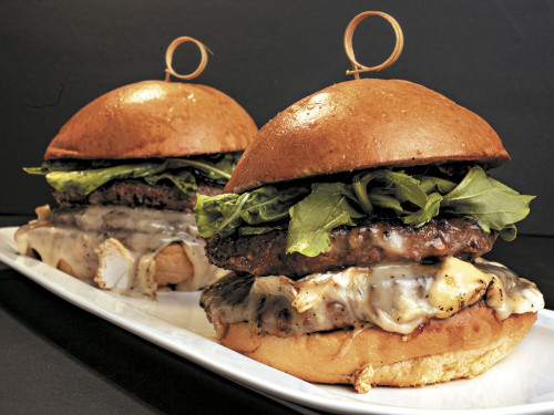 Hamburguesa doble con queso y hongos