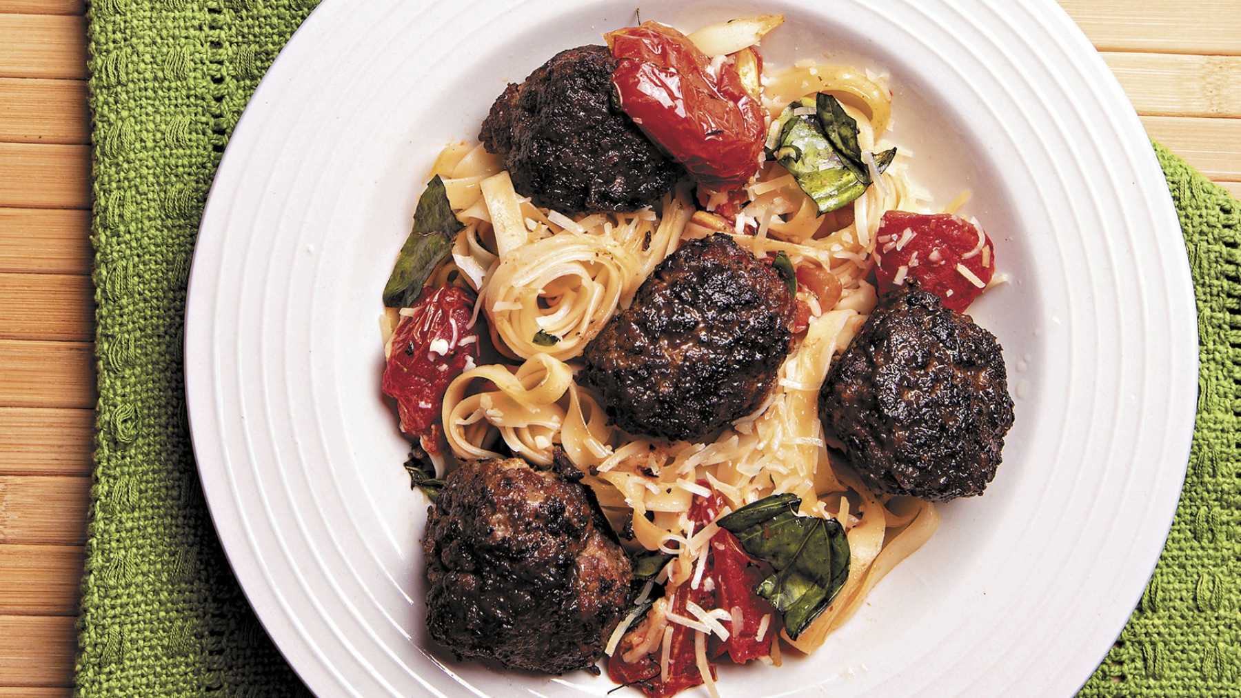 Pasta italiana con albóndigas de res