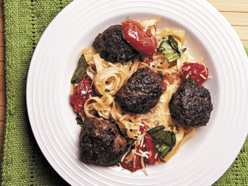 Pasta italiana con albóndigas de res