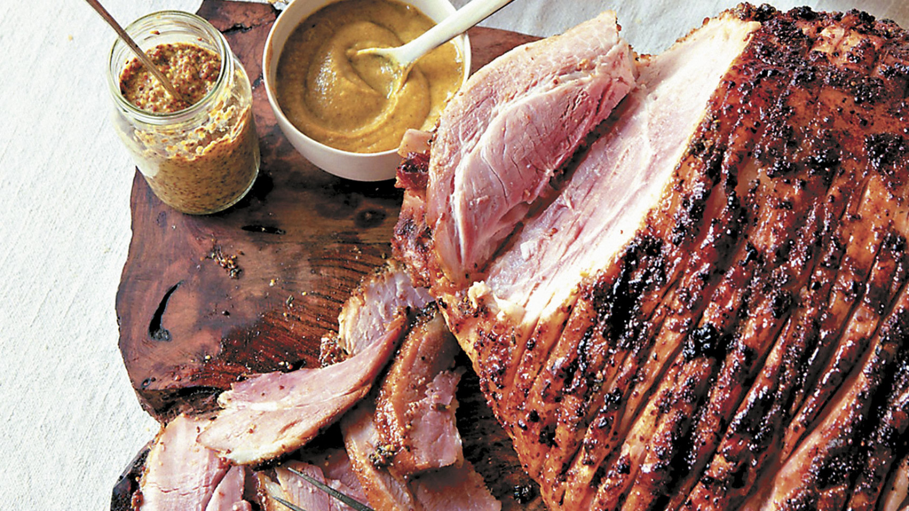 Jamón glaseado con salsa de mostaza