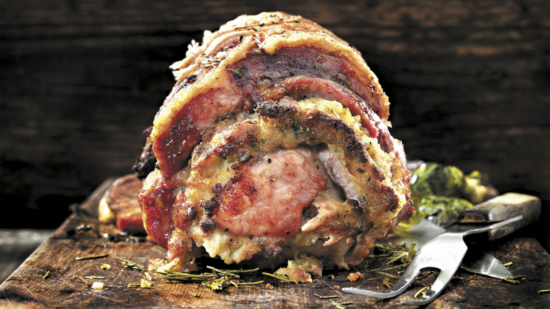 Pierna rellena de chorizo suelto y glaseada de ajo