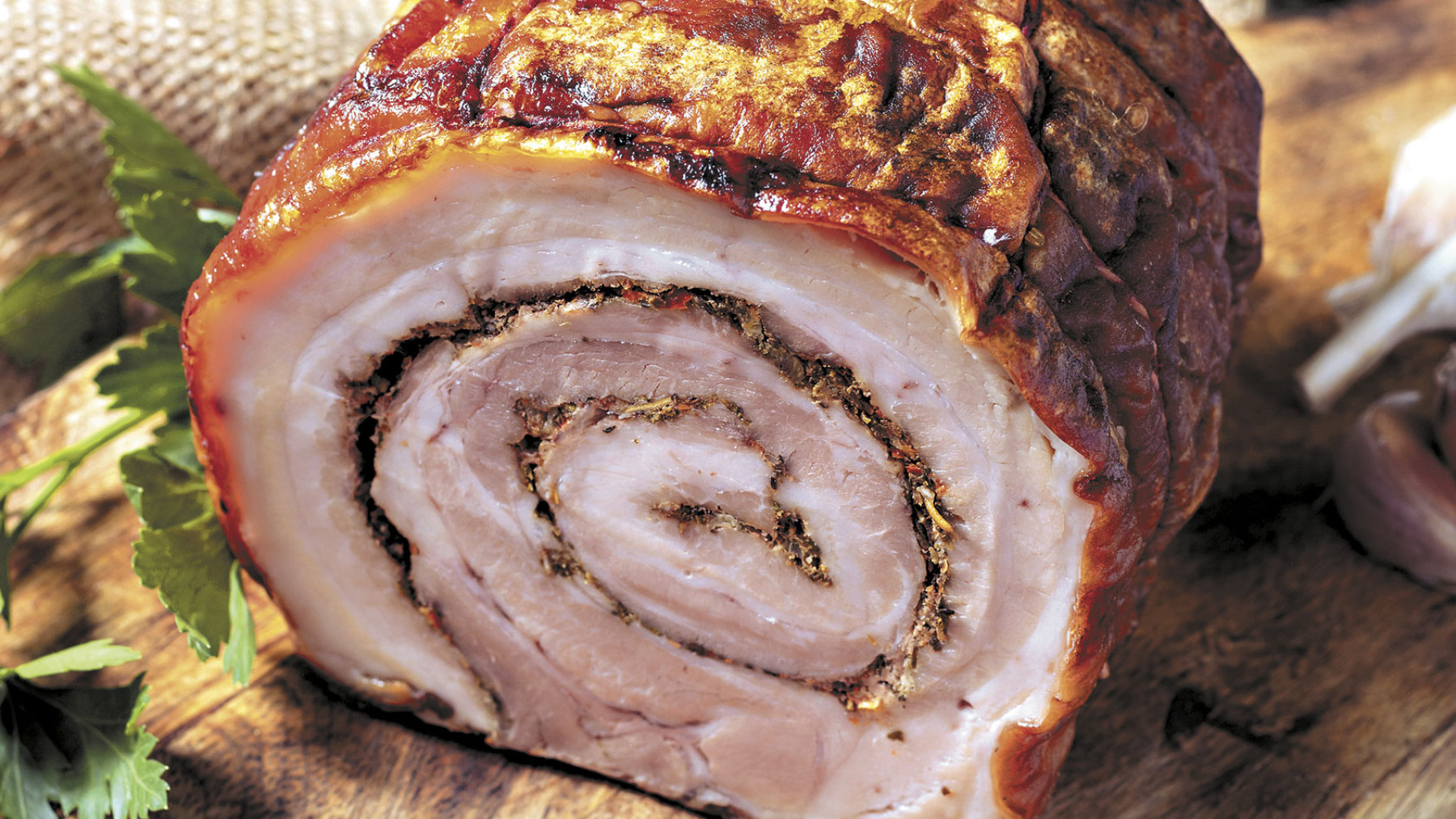 Pork belly con relleno de hierbas y salsa de ron