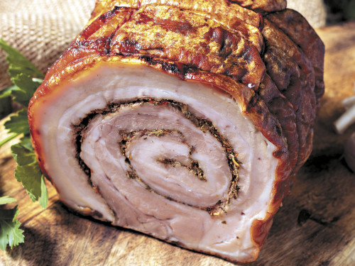 Pork belly con relleno de hierbas y salsa de ron