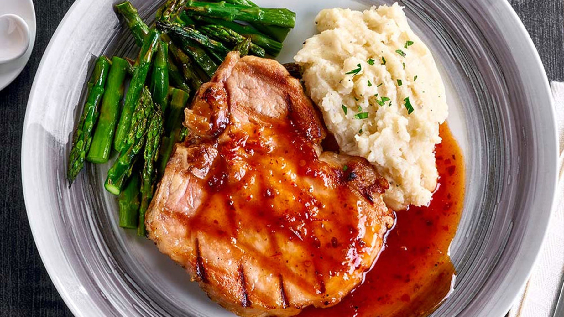 Chuleta de Cerdo con Salsa de Chabacano y Chile Morita