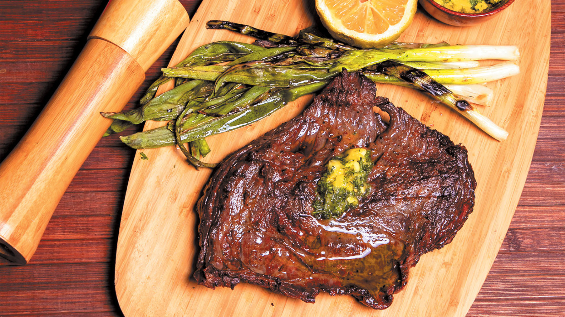 Churrasco con mantequilla de chimichurri y cebollinas