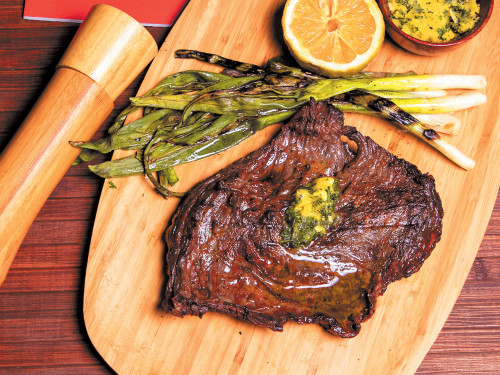 Churrasco con mantequilla de chimichurri y cebollinas
