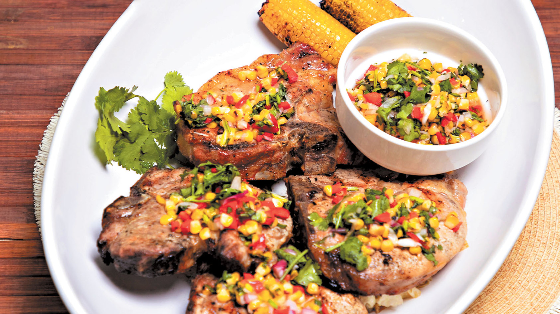 Chuleta T-bone al limón y chile con relish de maíz