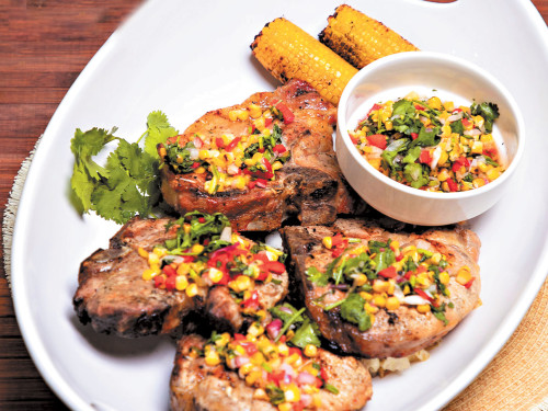 Chuleta T-bone al limón y chile con relish de maíz