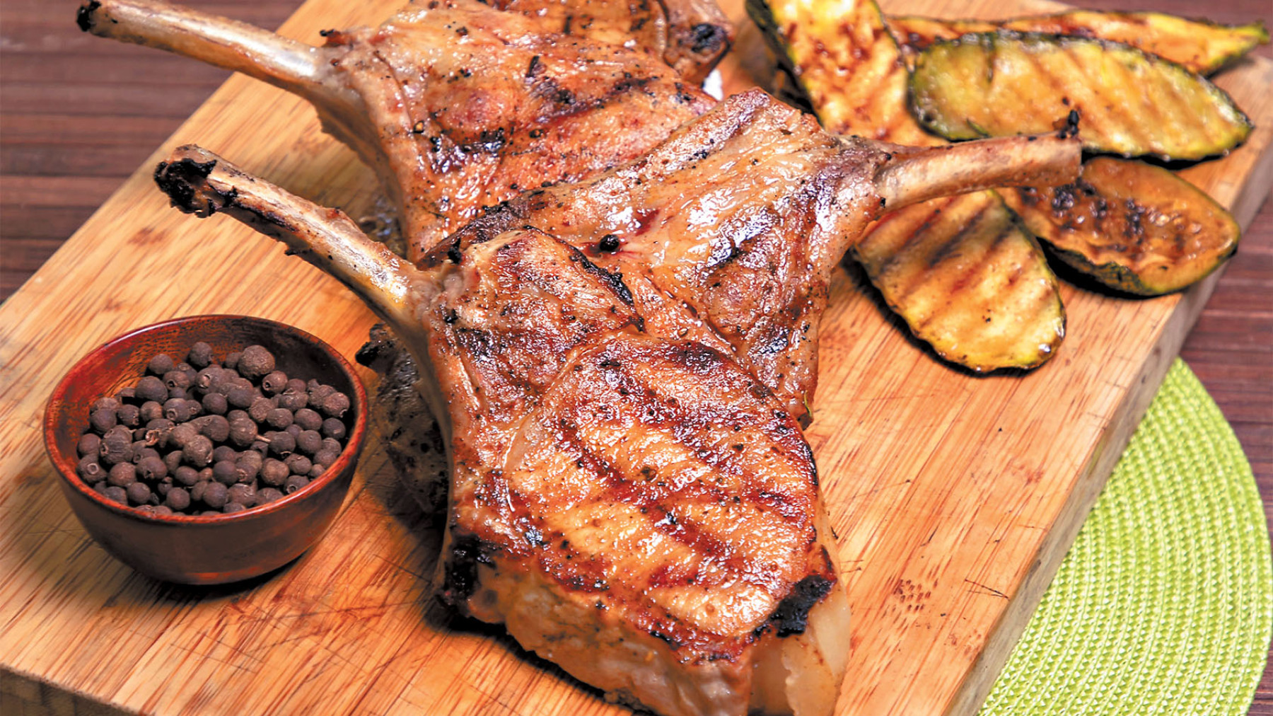 Chuleta de cerdo Tomahawk al grill con rub de especias