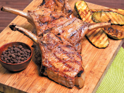 Chuleta de cerdo Tomahawk al grill con rub de especias