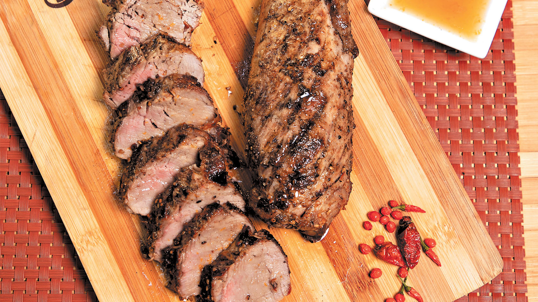 Filete de cerdo con rub de chile, ajonjolí y ajo
