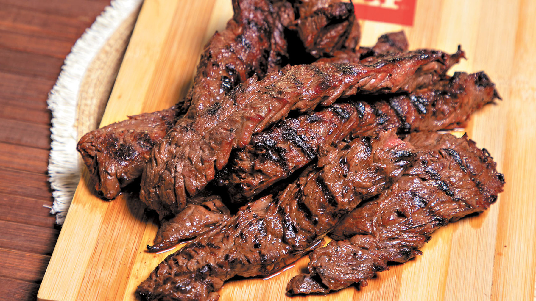 Solomito en soya, cebolla y ajo con cebolla asada