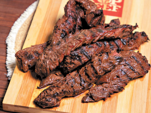 Solomito en soya, cebolla y ajo con cebolla asada