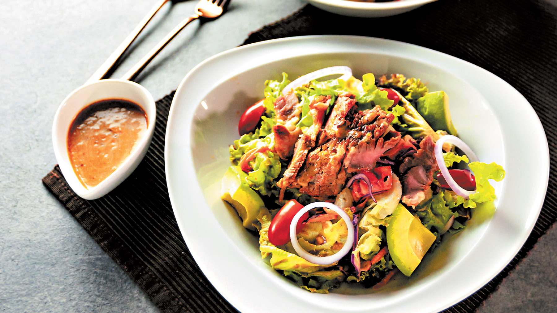 Ensalada con arrachera de cerdo