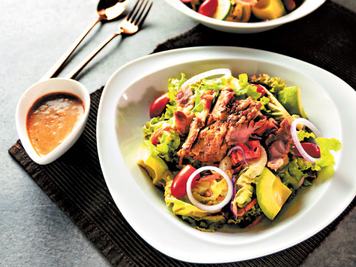Ensalada con arrachera de cerdo