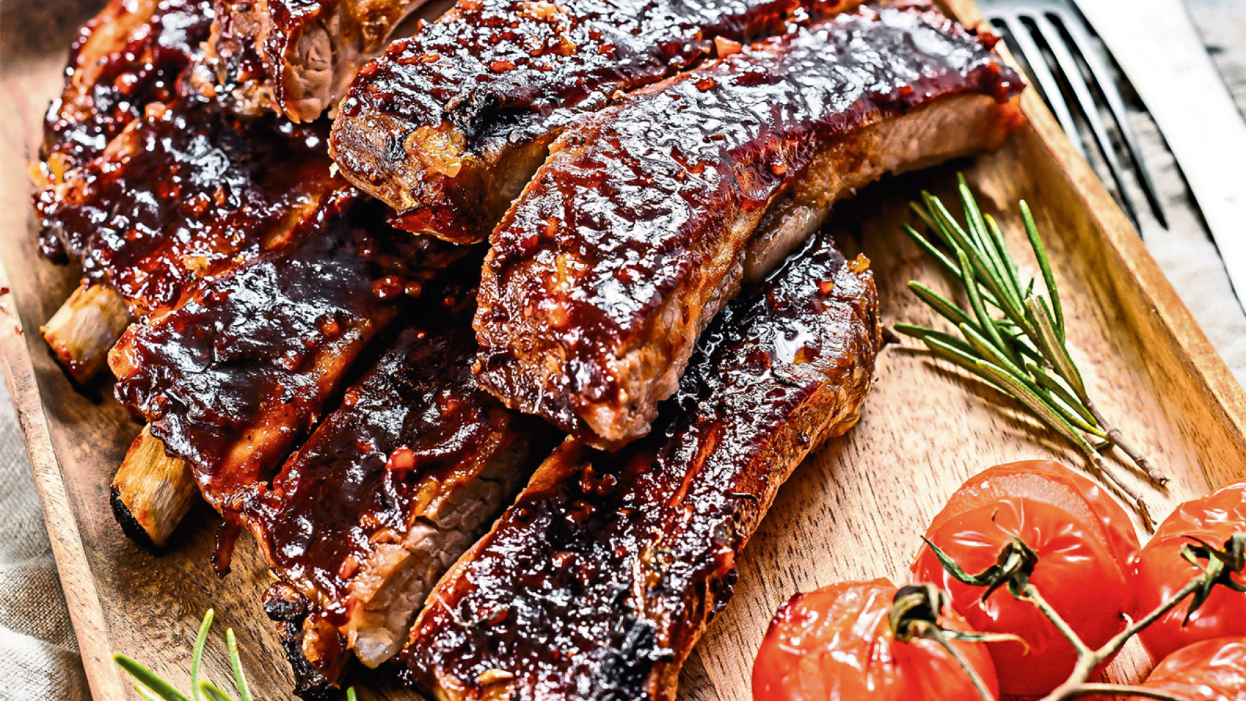 Costillas de cerdo a la barbacoa y romero