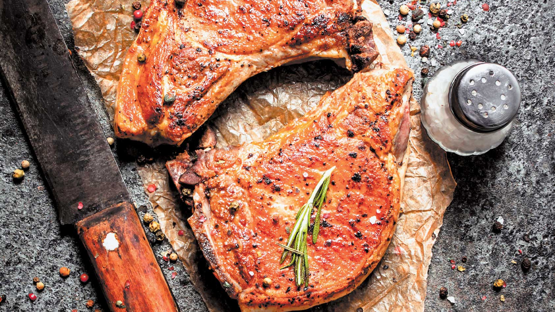Chuletas grilladas con mantequilla chipotle