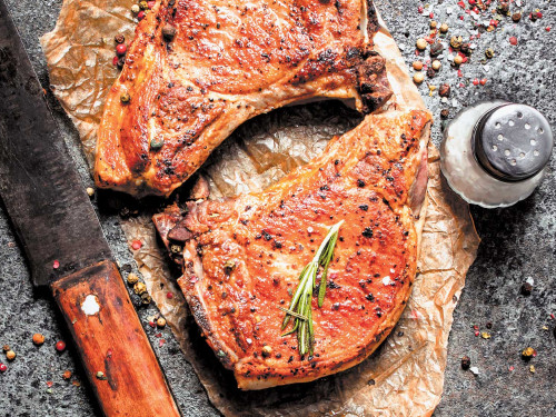 Chuletas grilladas con mantequilla chipotle