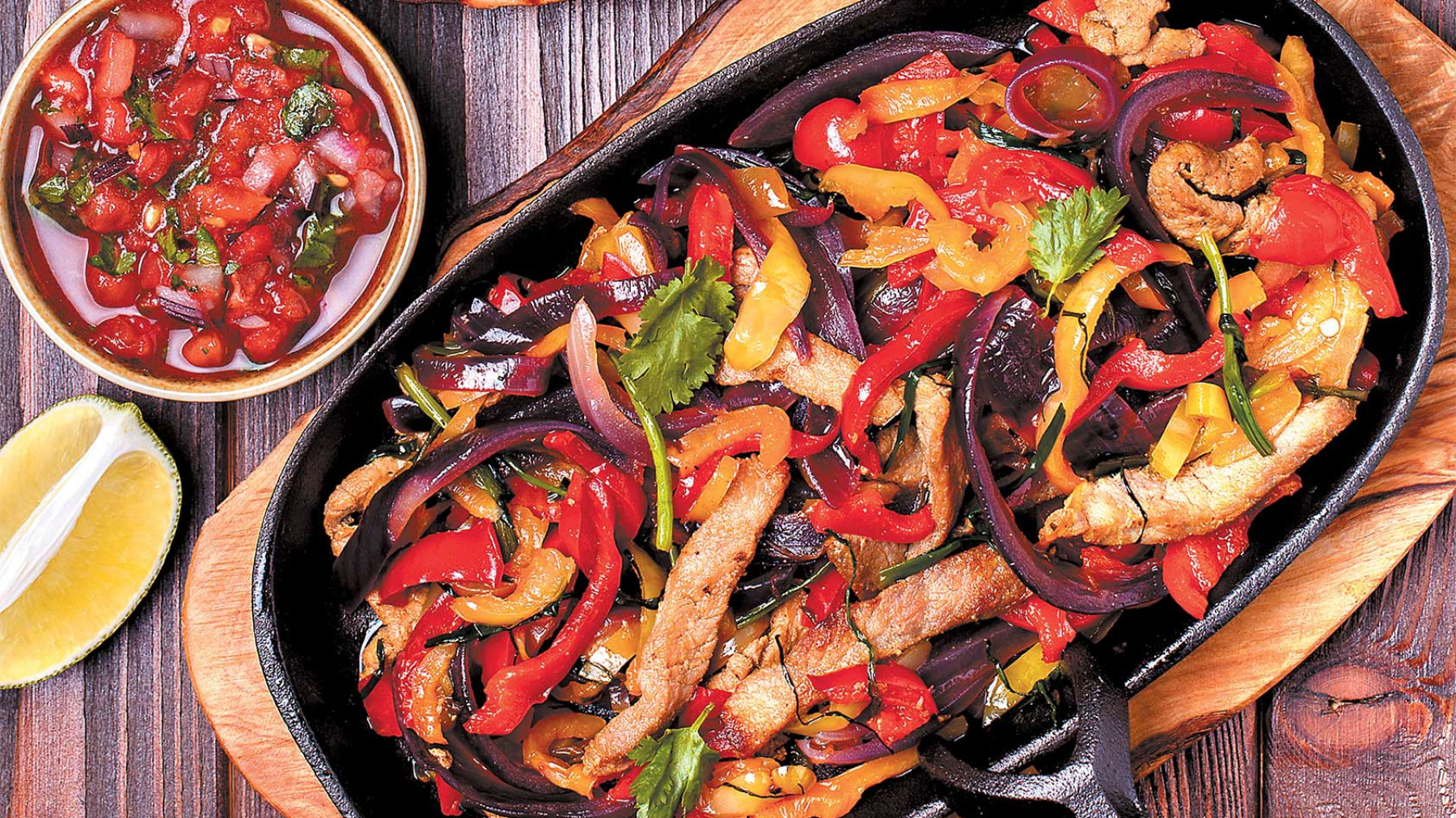 Fajitas salteadas con chiles y cebolla