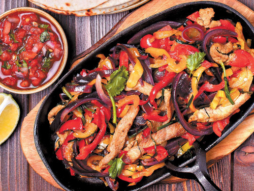 Fajitas salteadas con chiles y cebolla