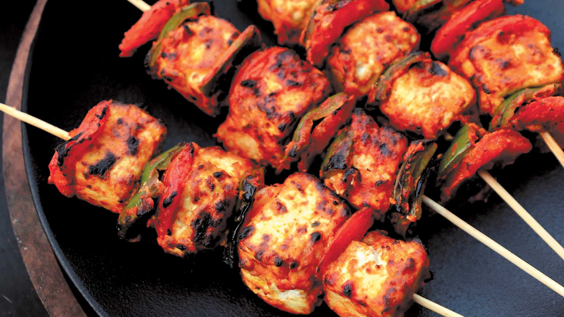 Pinchos de asar de cerdo en cítricos con salsa de aguacate