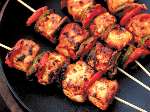 Pinchos de asar de cerdo en cítricos con salsa de aguacate
