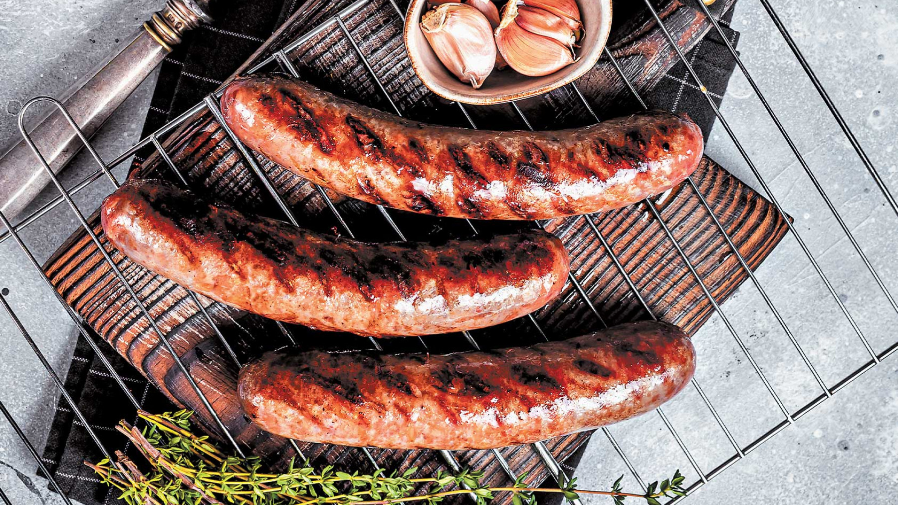 Chorizos ahumados con marinado de ajo y tomillo
