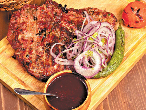 Lomo de cerdo al grill con salsa barbacoa